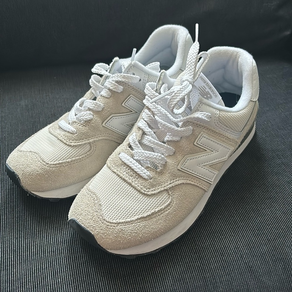 - New balance 574, white, 7.5.
